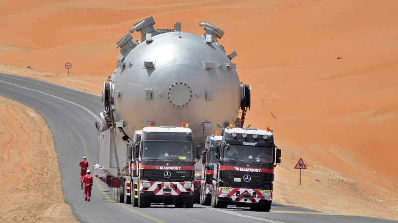 Illustration for article titled Cómo se transporta un reactor de 1.000 toneladas a través del desierto